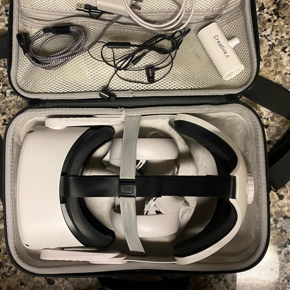 Oculus Quest 2 BRAND NEW Condition Lots of Accessories Only Used Twice 64gb - Picture 2 of 3